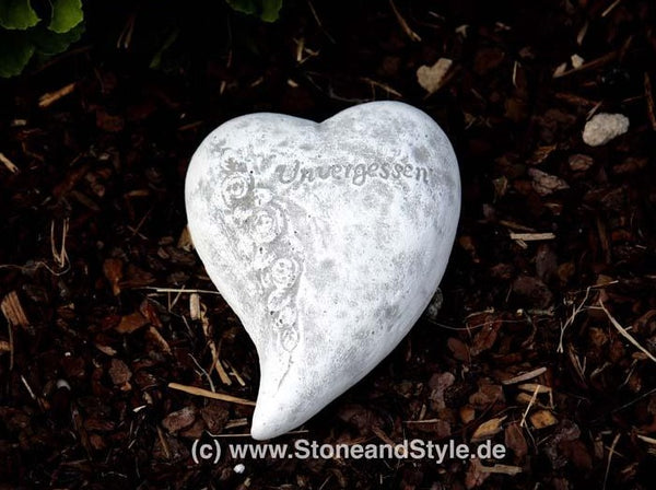 Steinfigur  kleines Herz mit Inschrift "Unvergessen"