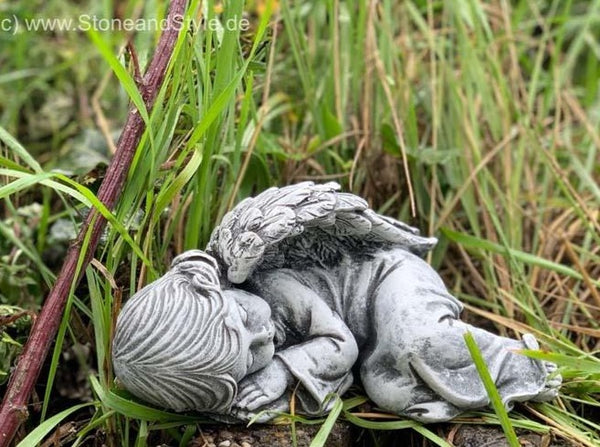 Steinfigur schlafendes Engelchen