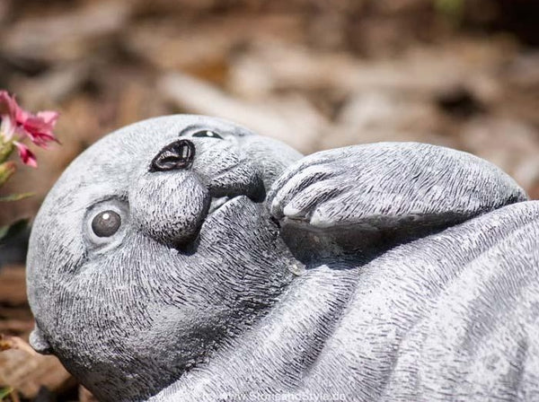 Steinfigur Robbe Flosse ausgestreckt