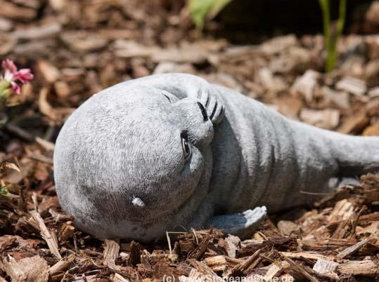 Steinfigur Robbe Flosse ausgestreckt
