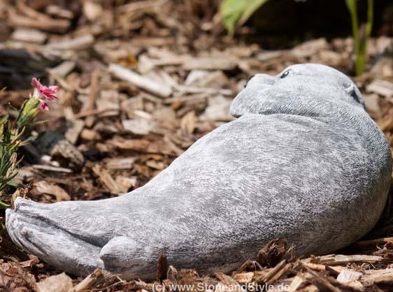 Steinfigur Robbe Flosse ausgestreckt