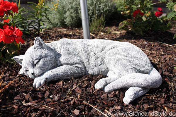 Steinfigur große Katze schlafend