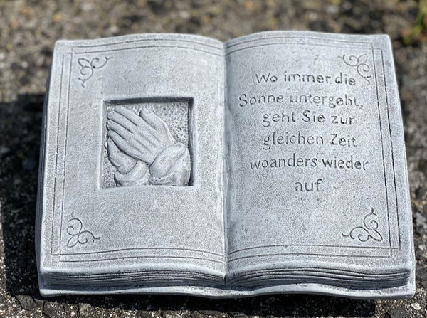 Steinfigur  Buch mit Inschrift " Wo immer die Sonne untergeht ... "