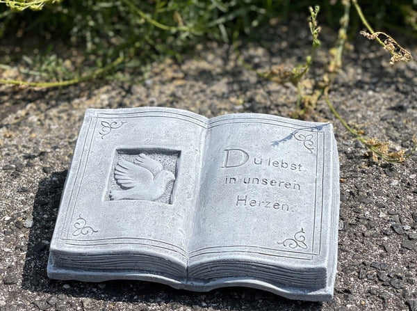 Steinfigur  Buch mit Inschrift " Du lebst in unserem Herzen "