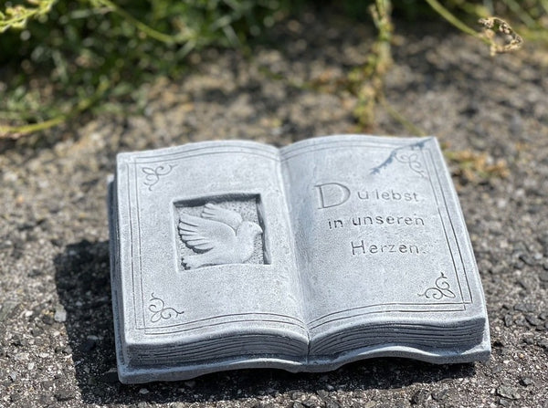 Steinfigur  Buch mit Inschrift " Du lebst in unserem Herzen "