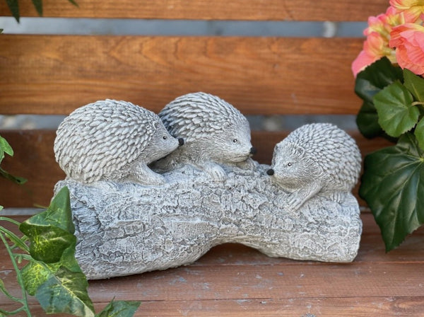 Steinfigur "3 Igel auf Baumstamm"