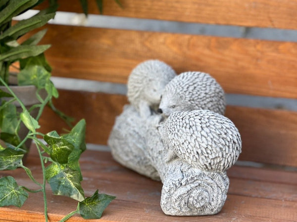 Steinfigur "3 Igel auf Baumstamm"