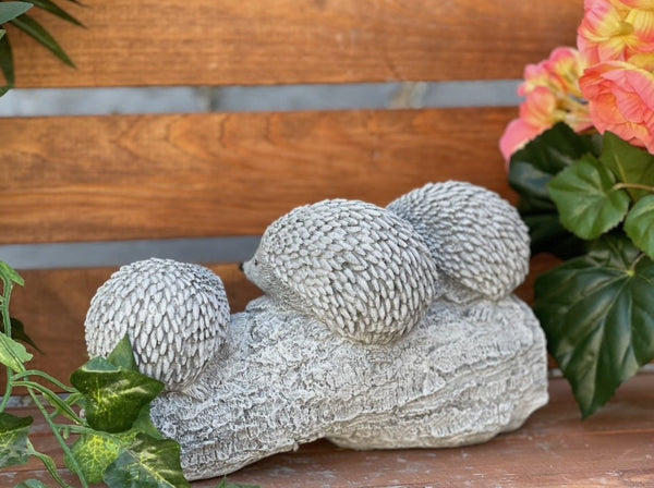Steinfigur "3 Igel auf Baumstamm"