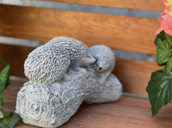 Steinfigur "3 Igel auf Baumstamm"