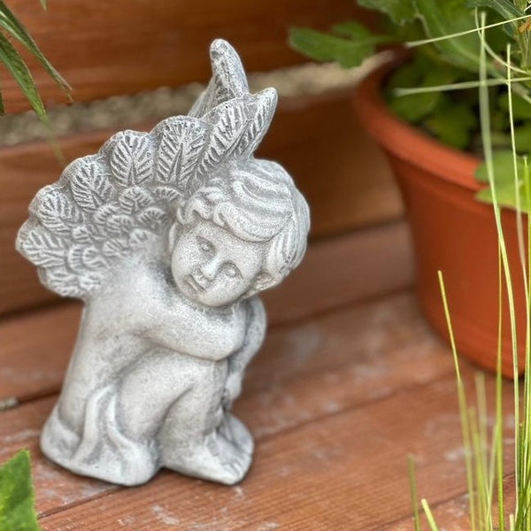 Steinfigur Engel mit Flügel sitzend