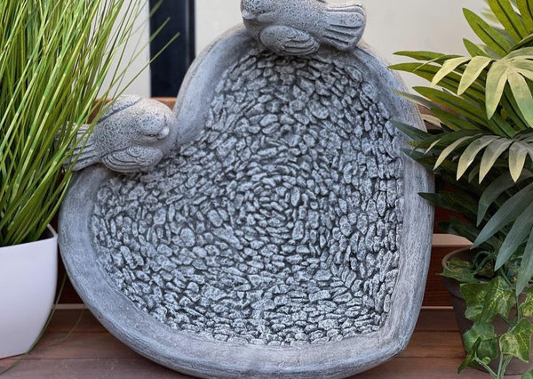 XL Vogeltränke Herz mit Vögeln Steinfiguren