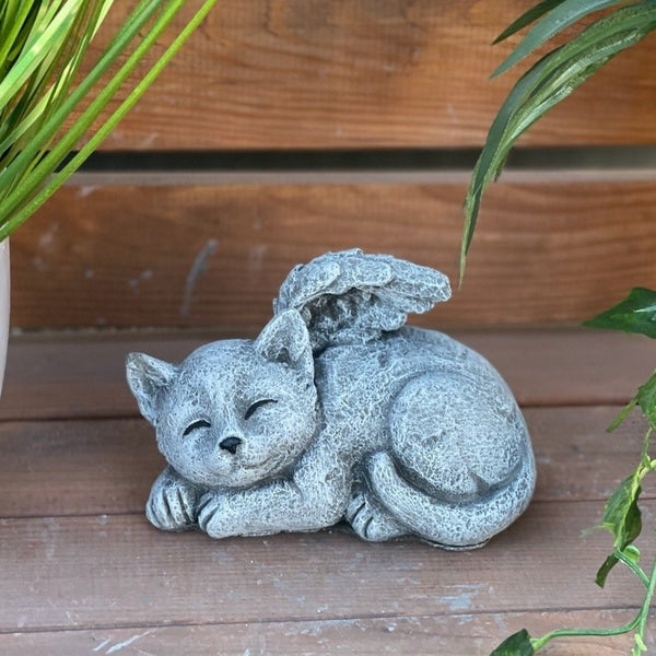 Steinfigur Katze mit Engelsflügeln Grabstein