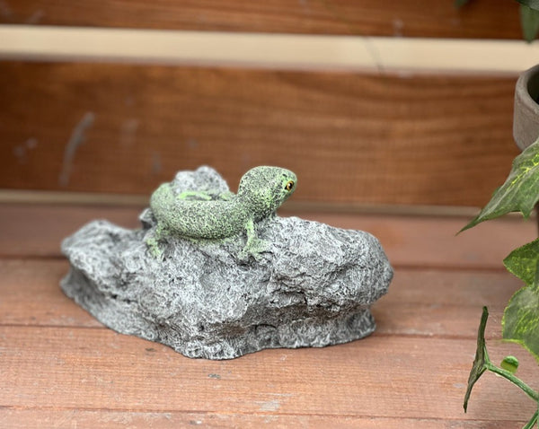 Steinfigur Gecko auf Stein