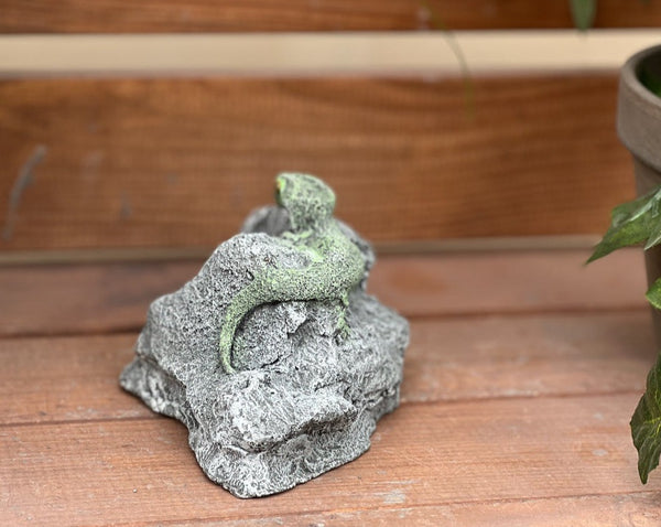 Steinfigur Gecko auf Stein