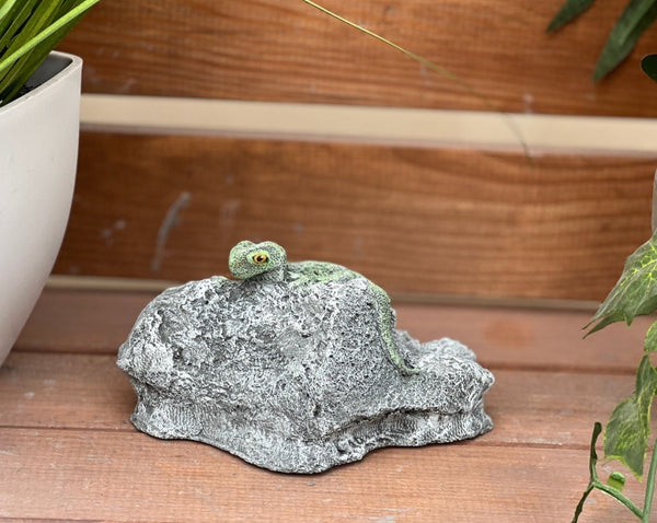 Steinfigur Gecko auf Stein