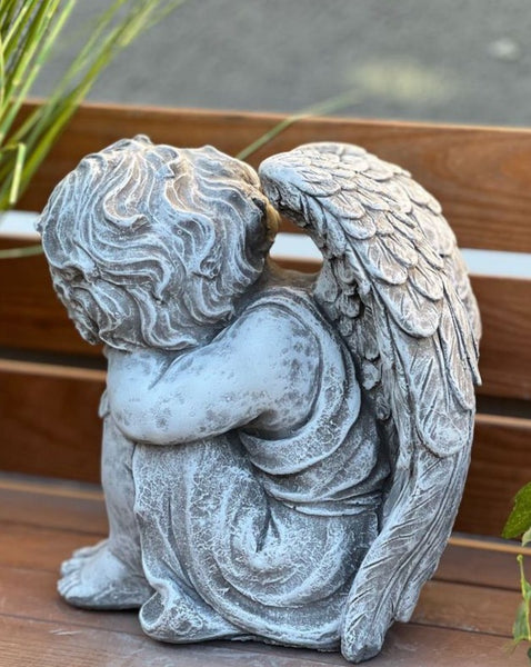 Steinfigur sitzender Engel groß