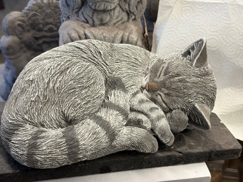 Steinfigur Katze schlafend eingerollt " Holly " personalisiert