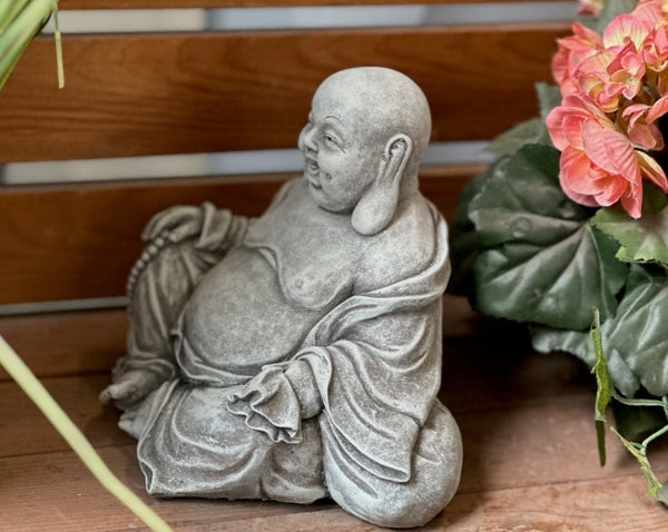 Steinfigur dicker Buddha sitzend