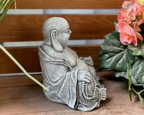 Steinfigur dicker Buddha sitzend