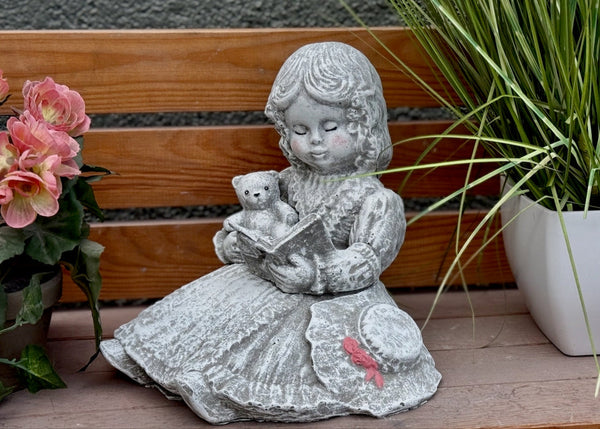 Steinfigur Mädchen lesend mit Teddy