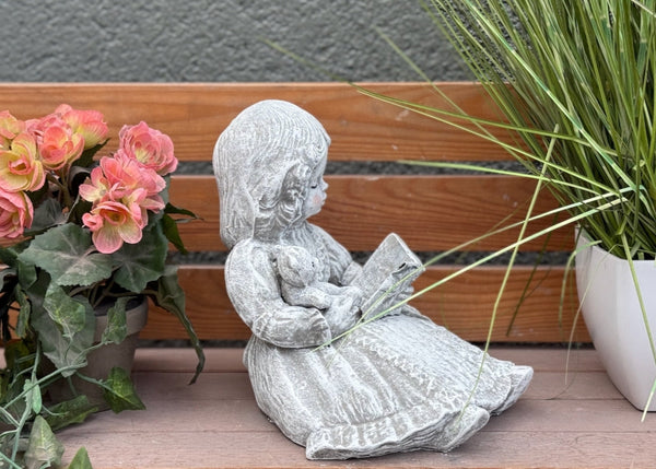Steinfigur Mädchen lesend mit Teddy