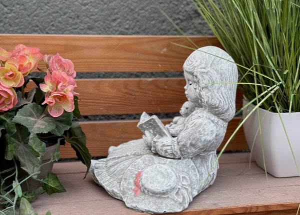 Steinfigur Mädchen lesend mit Teddy