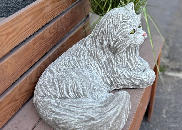 Steinfigur Maine-Coon Katze Kater liegend