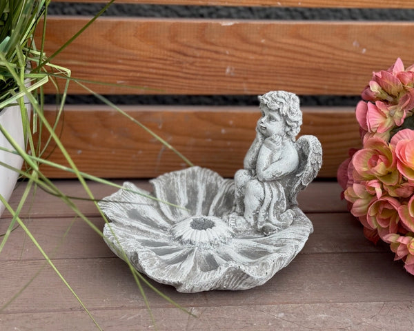 Steinfigur Engel auf Blüte