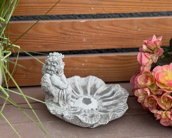 Steinfigur Engel auf Blüte
