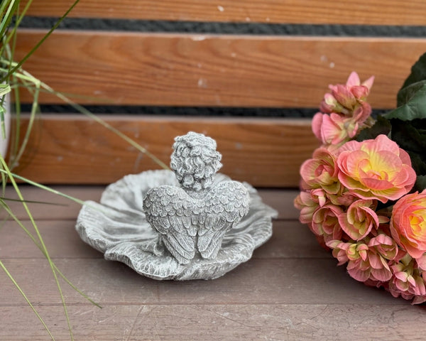 Steinfigur Engel auf Blüte