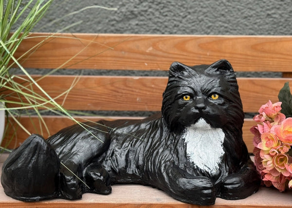 Steinfigur Maine-Coon Katze Kater liegend schwarz weiß