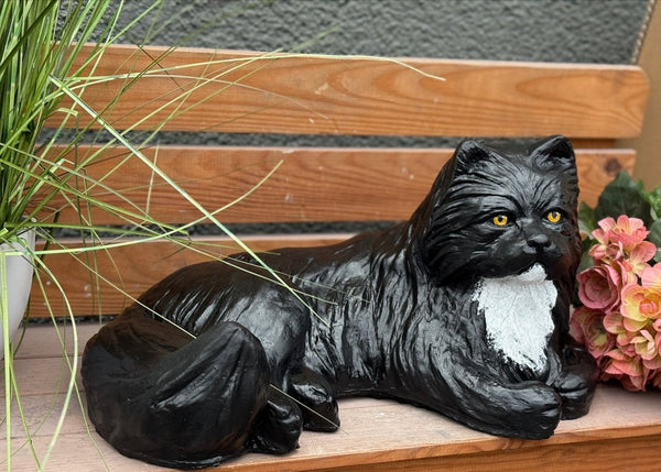 Steinfigur Maine-Coon Katze Kater liegend schwarz weiß