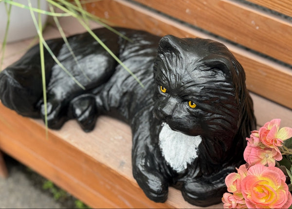 Steinfigur Maine-Coon Katze Kater liegend schwarz weiß