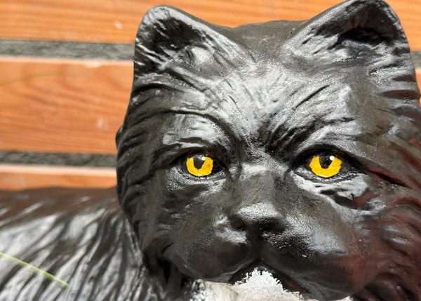 Steinfigur Maine-Coon Katze Kater liegend schwarz weiß
