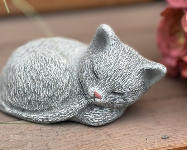 Steinfigur kleine Katze schlafend natur
