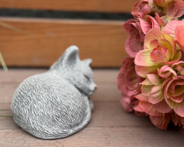 Steinfigur kleine Katze schlafend natur