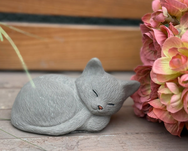 Steinfigur kleine Katze schlafend grau