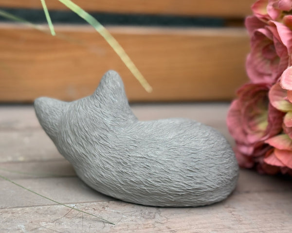 Steinfigur kleine Katze schlafend grau