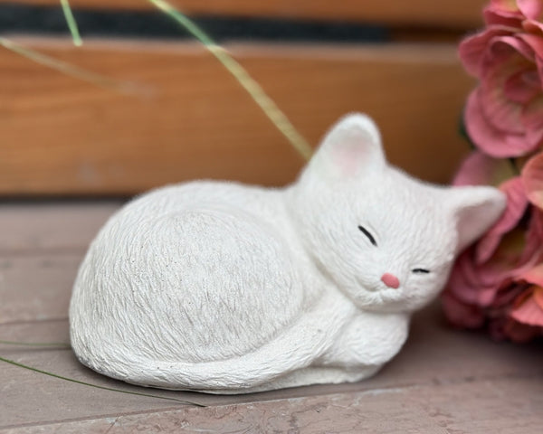 Steinfigur kleine Katze schlafend weiss