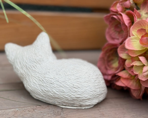 Steinfigur kleine Katze schlafend weiss