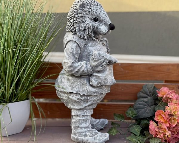 Steinfigur Igel Daniel stehend