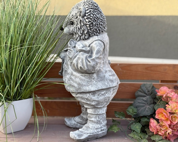 Steinfigur Igel Daniel stehend