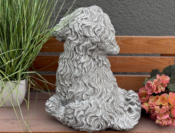 Rückansicht Steinfigur Hund Welpe – welliges Lockenfell und sitzende Pose, frostfeste massive Tierfigur für Garten & Terrasse, Made in Germany