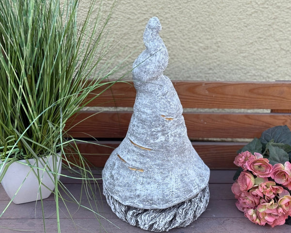 Steinfigur Wichtel auf Terrasse – charmanter Zwerg mit gedrehter Zipfelmütze und weißem Nasenbart als frostfeste Gartendeko, handgefertigt in Duisburg