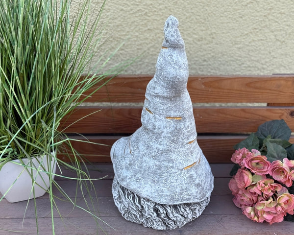 Frostfeste Steinfigur Wichtel Gnom im Garten – niedlicher Zwerg mit langer gedrehter Mütze und Bart als wetterfeste Dekofigur auf Beet oder Terrasse