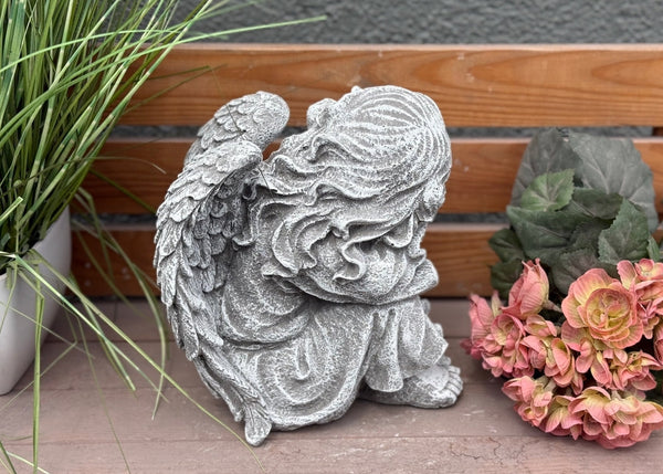 Detailreiche Grabengel Steinfigur mit großen Flügeln aus Steinguss