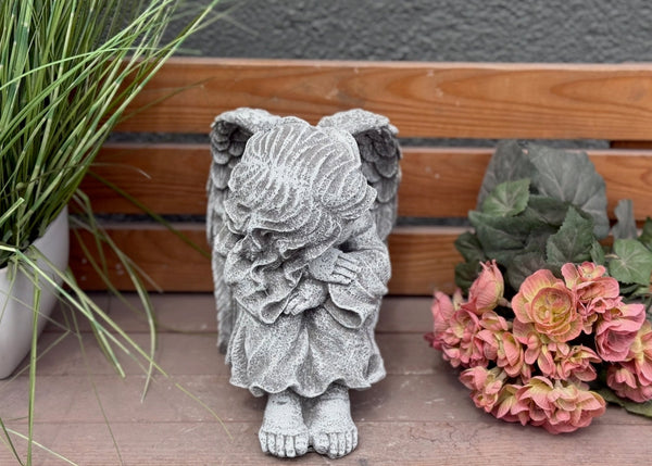 Sitzender Schutzengel aus Steinguss für Garten Grab und Terrasse