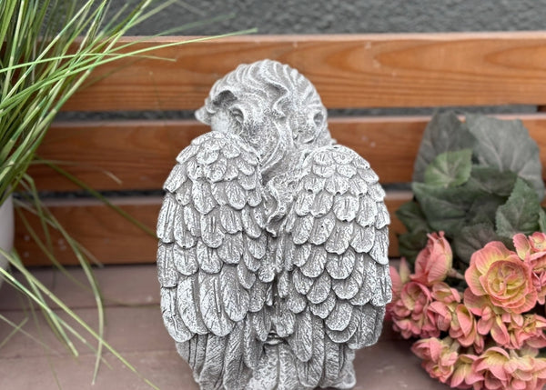 Rückansicht der massiven Engel Gartenfigur aus frostfestem Steinguss
