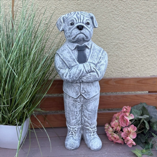 Lustige Mops Steinfigur im Gentleman-Anzug aus massivem Steinguss. Frostfest, wetterfest und hergestellt in Deutschland. Perfekt für Garten, Terrasse und Hundeliebhaber.
