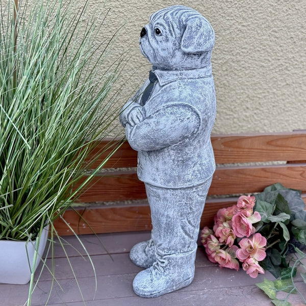 Seitenansicht Mops Figur aus Steinguss mit Anzug dekorative Gartenfigur Hund wetterfest